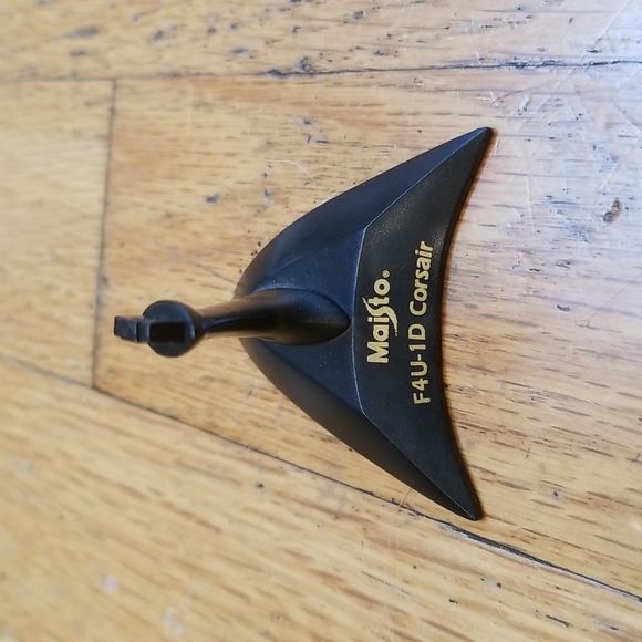 Maisto F4U-1D Corsair with stand - Picture 4 of 11